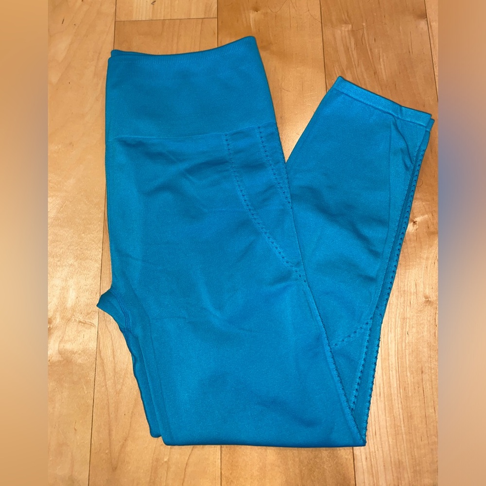 Fabletics High-Waisted Seamless Dot Capri Leggings